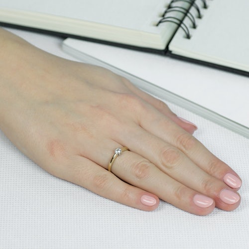 Pierścionek zaręczynowy SAVICKI: dwukolorowe złoto, biały szafir